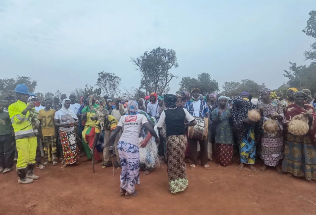 捐贈拖拉機(jī) 修建儲水壩 馬里鋰礦項(xiàng)目公司積極支持社區(qū)發(fā)展4.jpg