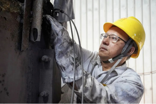 海南礦業(yè)員工陳用利:喜報(bào) | 海南礦業(yè)員工陳用利被授予“海南省勞動(dòng)模范稱(chēng)號(hào)”