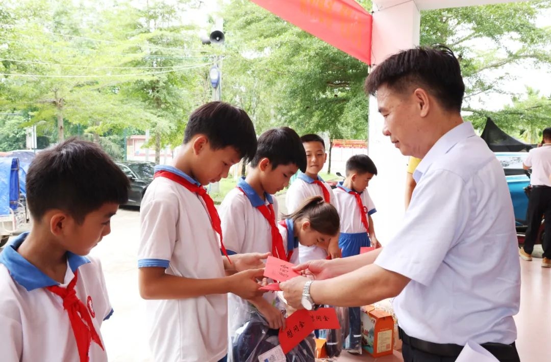 海南礦業(yè)到鄉(xiāng)村振興聯(lián)系點(diǎn)舉行留守兒童“六一”關(guān)愛活動