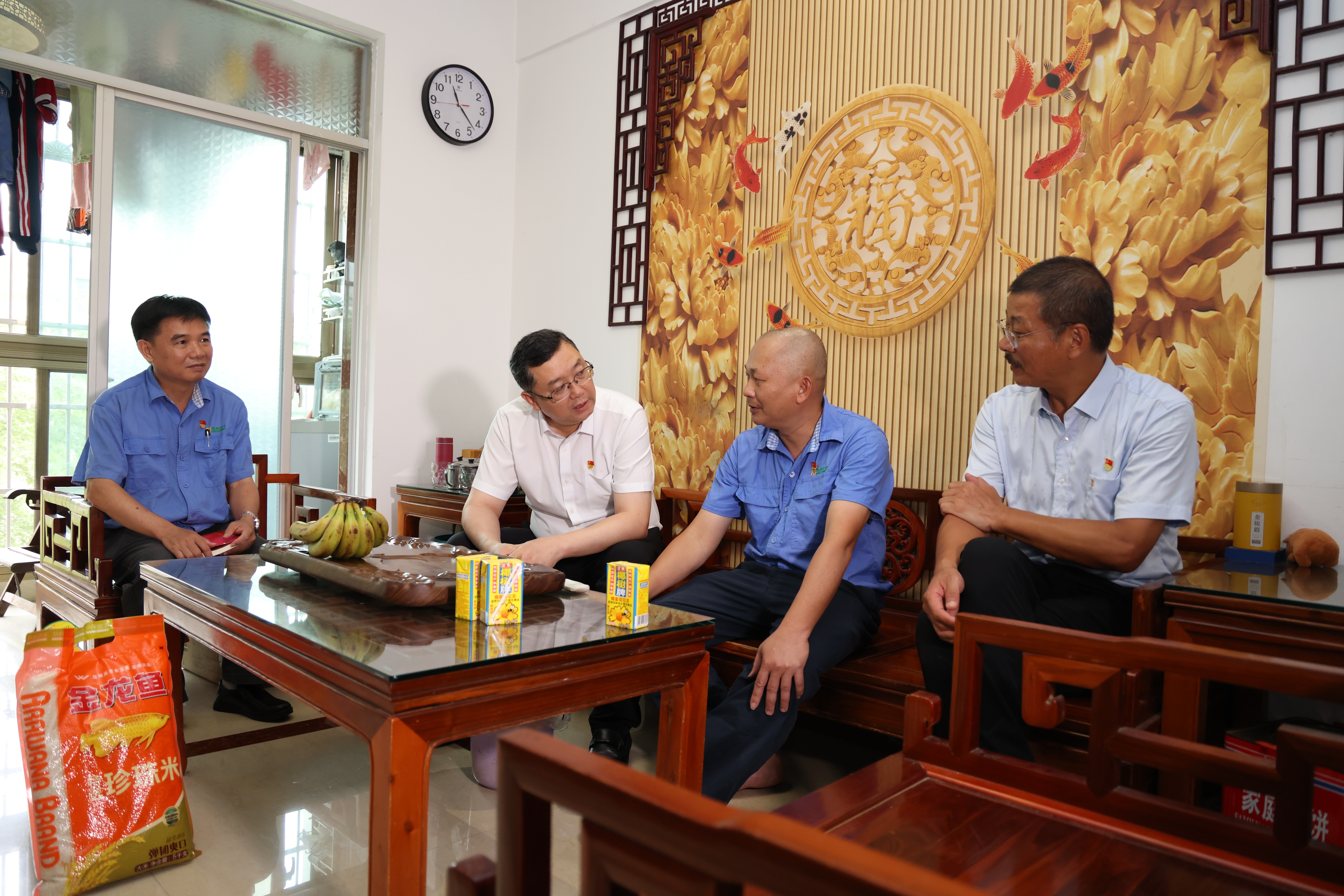 省國資委黨委書記、主任馬詠華走訪慰問海南礦業(yè)困難黨員